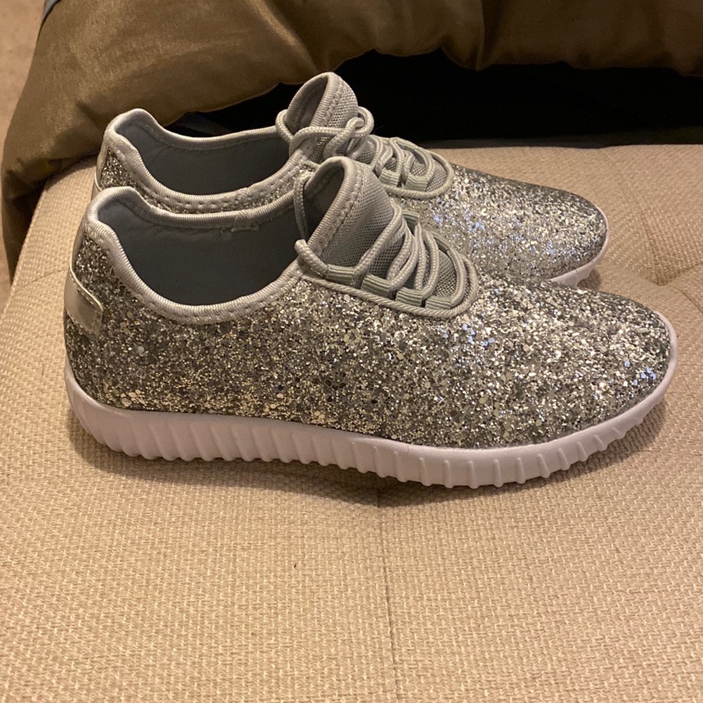 Sparkly Soul Silver Glitter Lace Up Lightweight Sneakers—Size 7